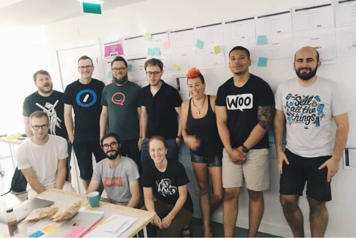 Après une session de hackathon dans l'espace de travail Surf Office