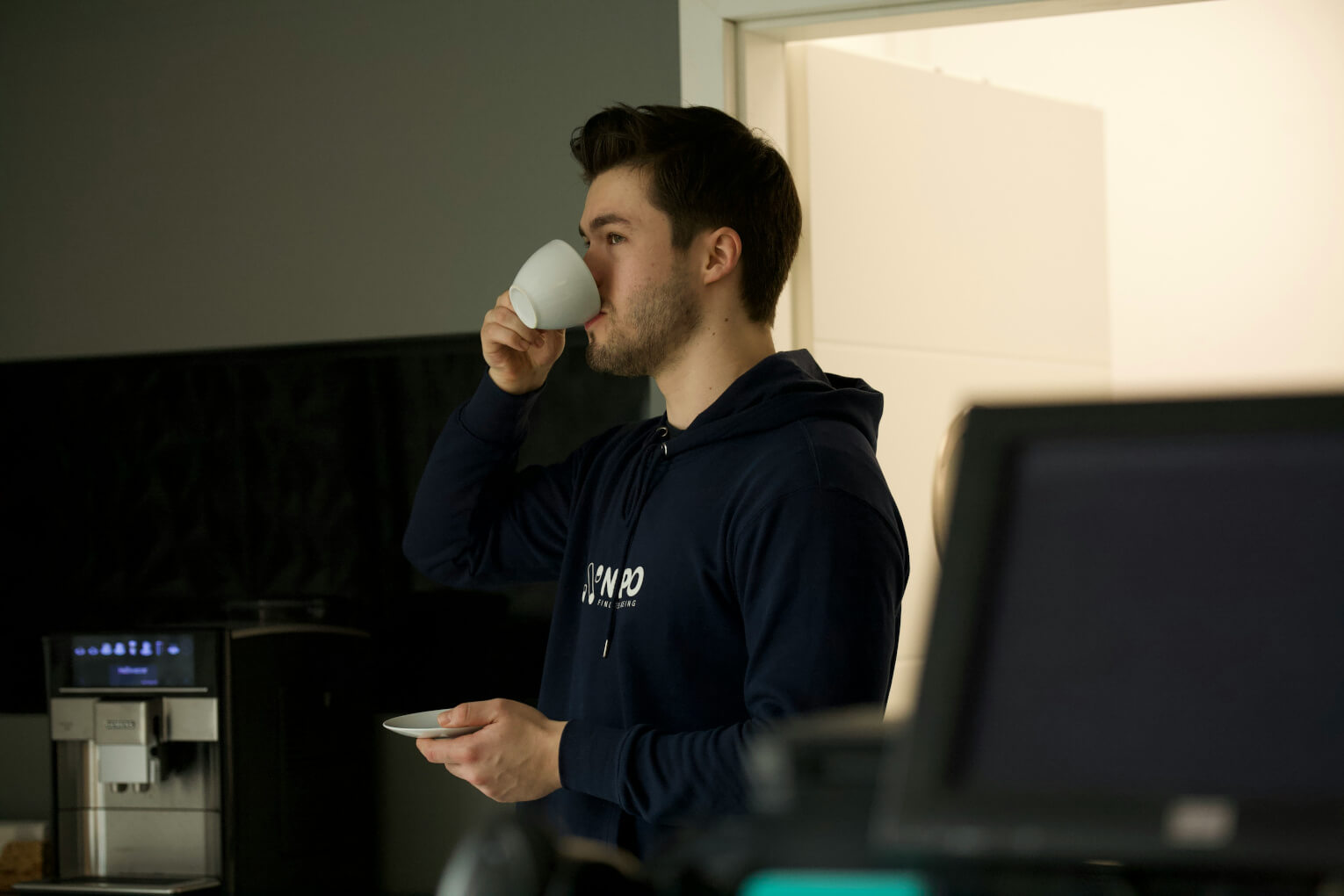 Vilken är den framväxande trenden med "Coffee badging"?