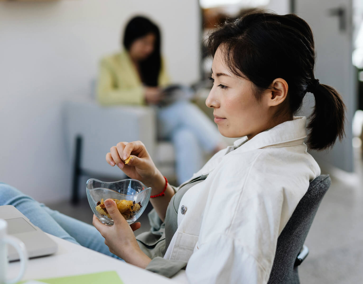 Snacking with your teams: 30 Best office snacks at work